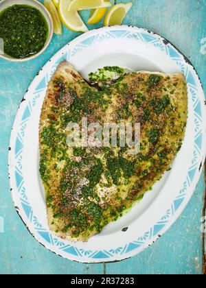 La Passera di mare al forno con prezzemolo e nocciola briciole (vista dall'alto) Foto Stock