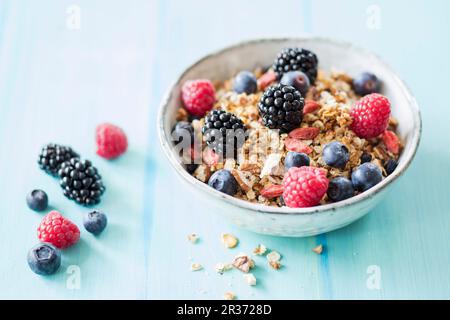 Granola con fiocchi di lupino e bacche di aronia Foto Stock