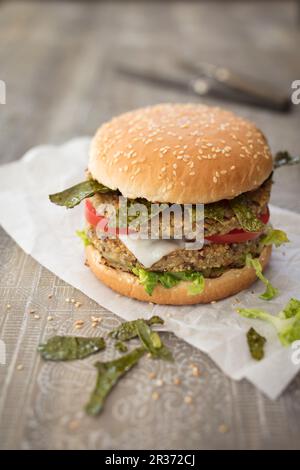 Hamburger di quinoa con pancetta alle alghe e gouda di capra Foto Stock