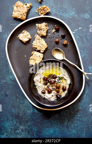 Hummus con ceci neri e semi di sesamo Foto Stock