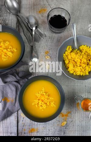 Crema di zuppa di zucca con couscous curcuma Foto Stock