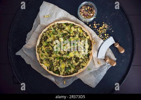 Vegano spinaci e sformatino di patate con pistacchi e pianta-a base di formaggi Foto Stock