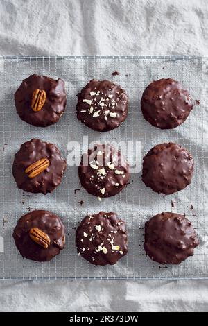 Vegan gingerbread biscotti ricoperta in un buio glassa di cioccolato Foto Stock