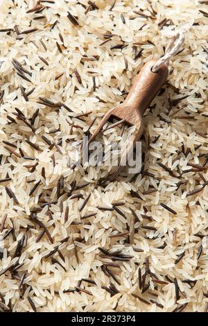 Riso bianco e selvatico con paletta di legno (vista dall'alto) Foto Stock