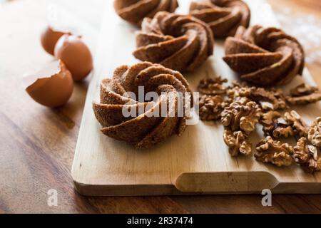 Piccoli gugelhupfs di noce fatti da una pastella Foto Stock