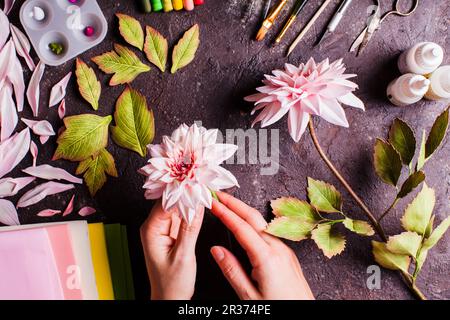 DIY rendendo fiori realistici Foto Stock