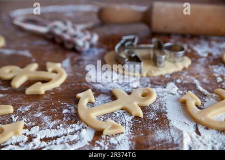 A forma di ancora lo zenzero biscotti al burro (crudi) Foto Stock