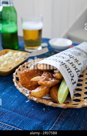 Strisce di pollo impanate con patatine fritte in borsa Foto Stock