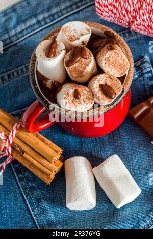 La tazza con la cioccolata calda con marshmallow su una vecchia tavola di legno Foto Stock