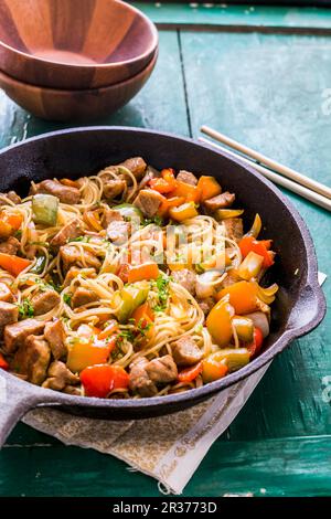Tagliatelle fritte con manzo e verdure (Asia) Foto Stock