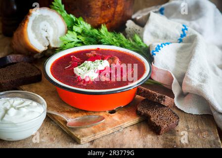 Zuppa tradizionale russa e Ucraina di barbabietola chiamata Borscht Foto Stock