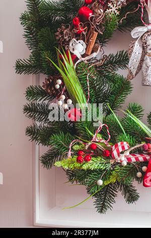 Il bianco e il rosso ghirlanda di Natale Foto Stock