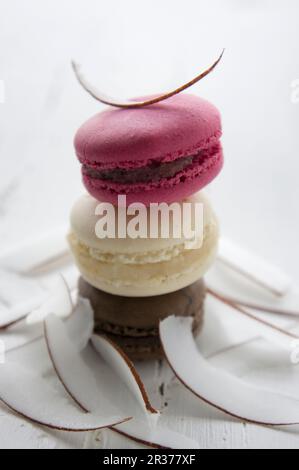 Tre macaron: Ribes nero, cocco e cioccolato Foto Stock