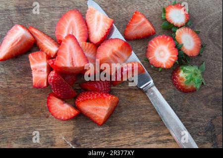 Fragole tagliate a pezzetti Foto Stock