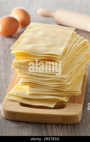 Lasagne piatti su un asse di legno Foto Stock