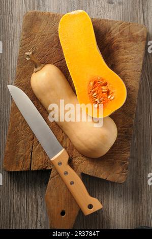 Una zucca di butternut dimezzata Foto Stock