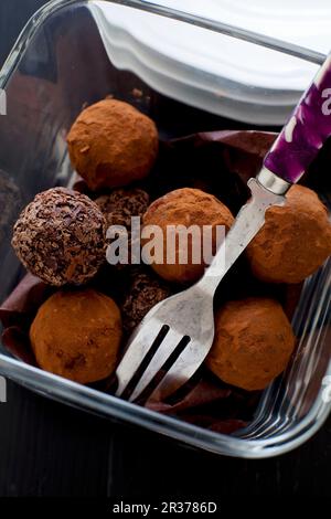 Tartufi di cioccolato in una ciotola di vetro con forchetta Foto Stock