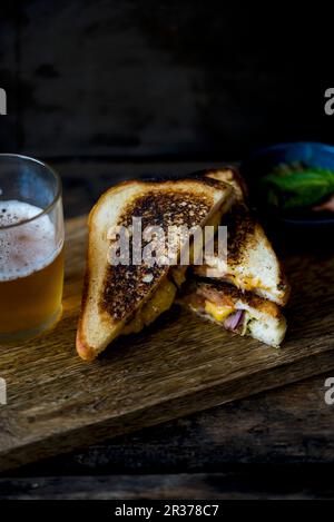 Formaggio alla griglia su pane tostato Foto Stock