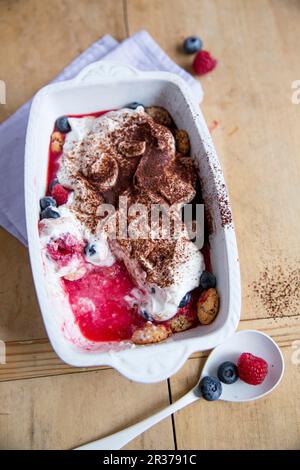 Tiramisù di bacche estivo Foto Stock