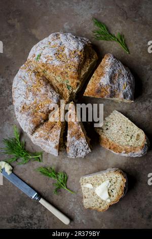 In casa soda pane con formaggio e aneto tagliato a fettine, vista da sopra Foto Stock