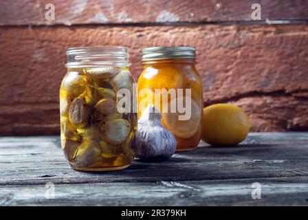 Aglio e limoni conservati in vasetti di mason Foto Stock