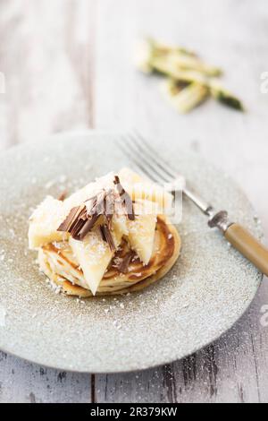 Pancake con ananas, cocco e cioccolato Foto Stock