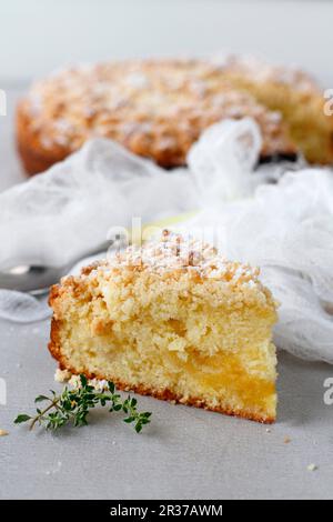 Una fetta di torta al limone ripiena di cagliata di limone Foto Stock