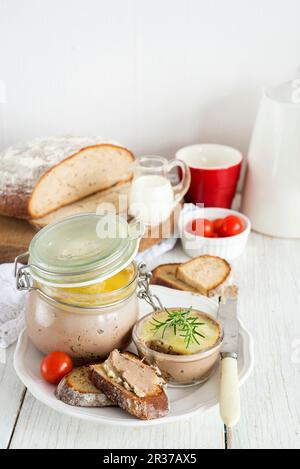 Chichen paté di fegato con pane e pomodori ciliegia Foto Stock