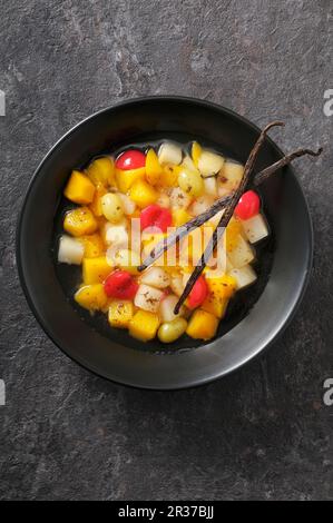Macedonia di frutta con baccelli di vaniglia Foto Stock