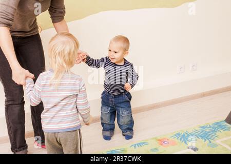 Gruppo di poco i bambini danza Foto Stock