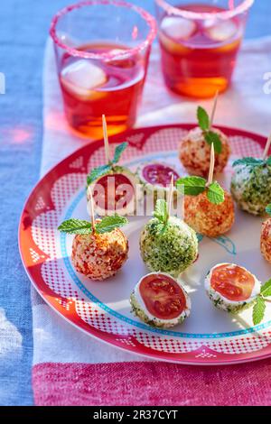 Pomodori ciliegini in formaggio fresco (cibo da festa) Foto Stock