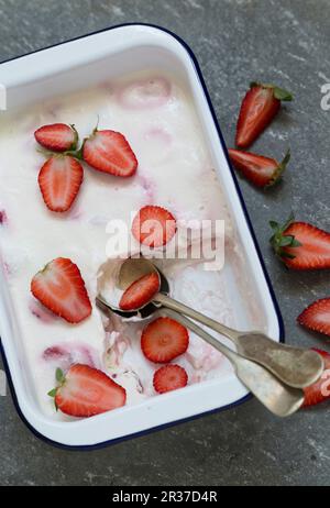 Tiramisù alla fragola Foto Stock