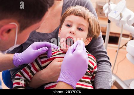 La mamma e il suo piccolo figlio di visitare il dentista Foto Stock