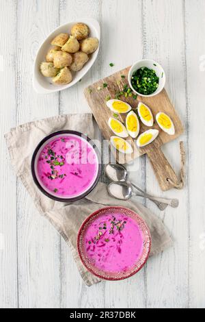 Fredda zuppa di barbabietole con patate e uova sode Foto Stock