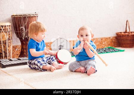 I ragazzi con i loro strumenti musicali Foto Stock