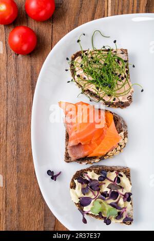 Varie open sandwiches serviti per la prima colazione Foto Stock