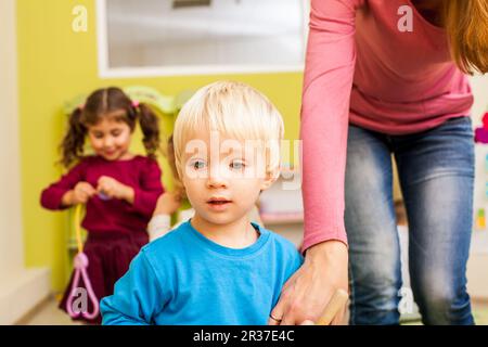 Gruppo di poco i bambini danza Foto Stock