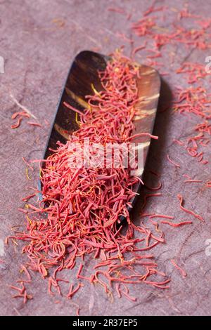 Zafferano fili in una ciotola di legno Foto Stock