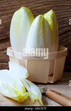 Cicoria biologica in un cesto di legno Foto Stock