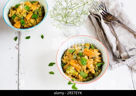 Squash di butternut e curry di lenticchie rosse spaccati Foto Stock