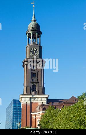 La famosa Michaeliskirche di Amburgo Foto Stock