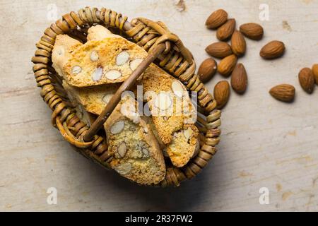 Biscotti alle mandorle in un cestino Foto Stock