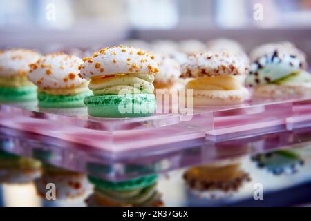 Vari macaron in un display Foto Stock