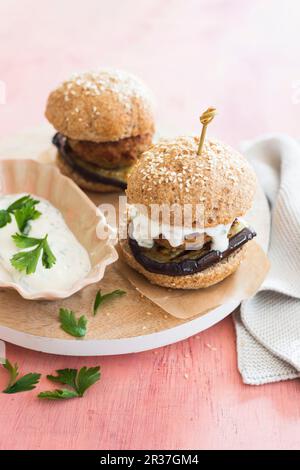 Hamburger integrale con salsa alle erbe Foto Stock