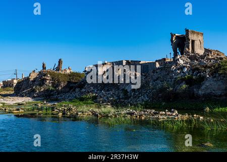 Strutture in mattoni di fango in stile yemenita fatiscenti, Mirbat, Salalah, Oman Foto Stock