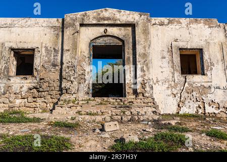 Strutture in mattoni di fango in stile yemenita fatiscenti, Mirbat, Salalah, Oman Foto Stock