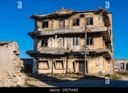 Strutture in mattoni di fango in stile yemenita fatiscenti, Mirbat, Salalah, Oman Foto Stock
