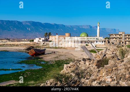 Vecchio dhow sulla spiaggia di Mirbat, Salalah, Oman Foto Stock