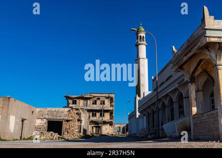 Strutture in mattoni di fango in stile yemenita fatiscenti, Mirbat, Salalah, Oman Foto Stock