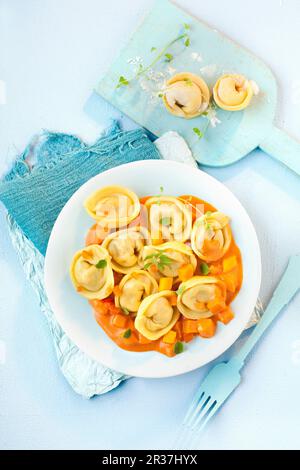 Formaggio tortellini in pomodoro e salsa di zucca Foto Stock